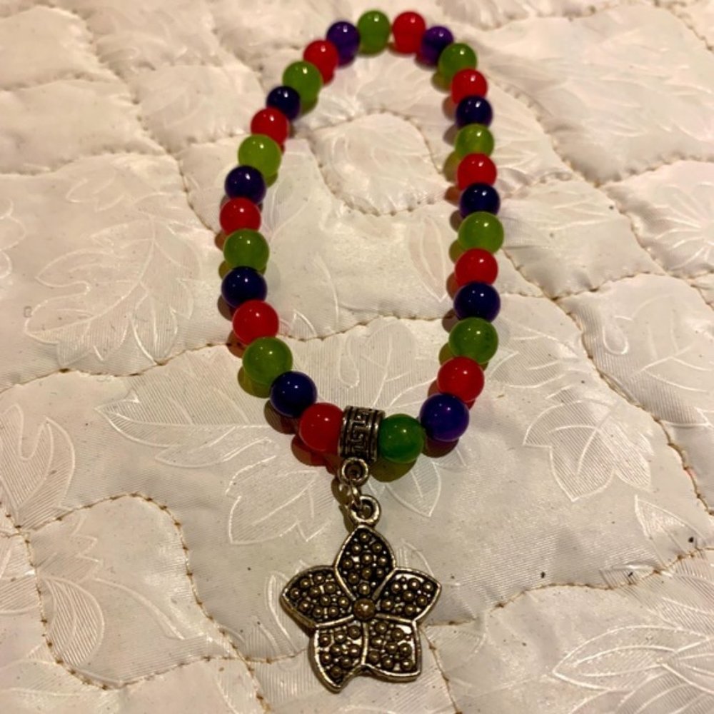 Beaded elastic bracelet with floral pendant